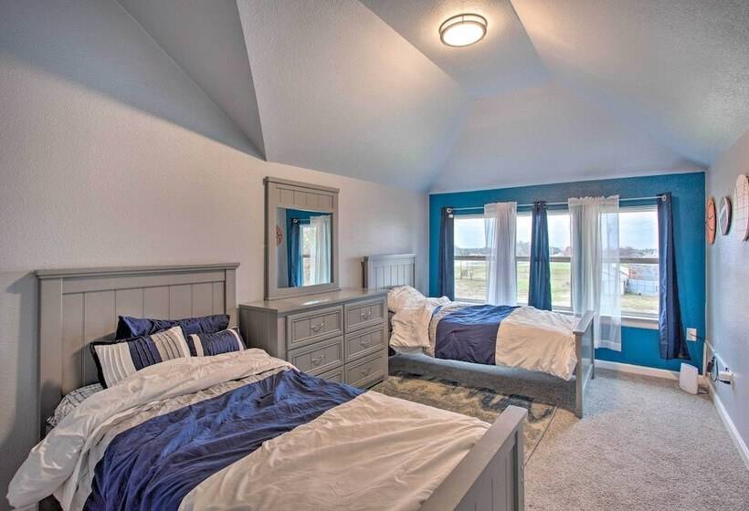 Spacious Vacation Home: 10 Mi To Lavon Lake!