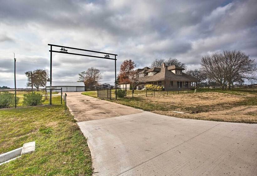 Spacious Vacation Home: 10 Mi To Lavon Lake!