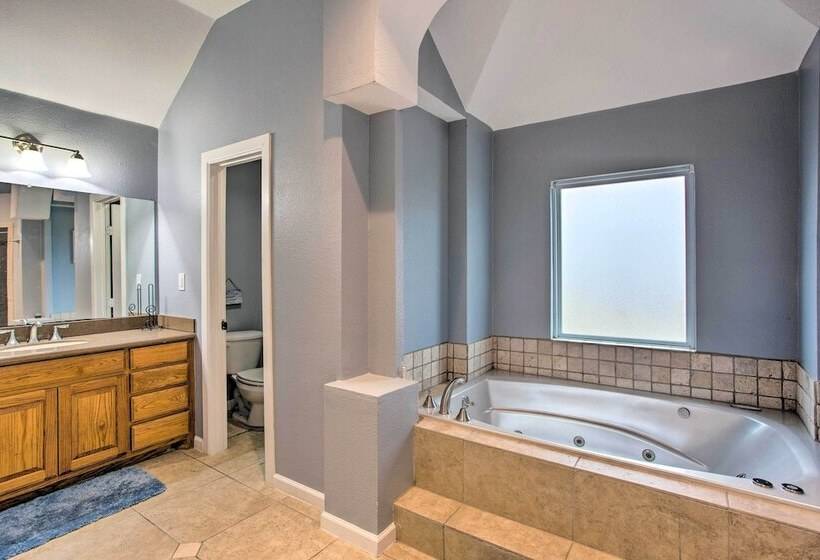 Spacious Vacation Home: 10 Mi To Lavon Lake!