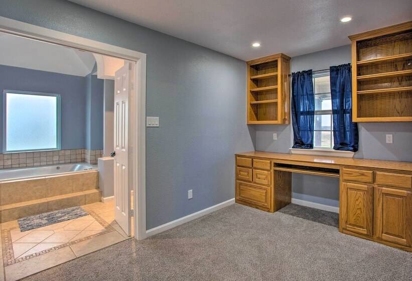 Spacious Vacation Home: 10 Mi To Lavon Lake!