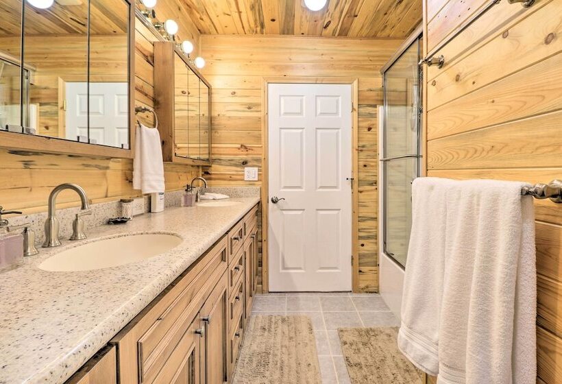 Stunning Montana Retreat: Hot Tub, On Site Hiking!