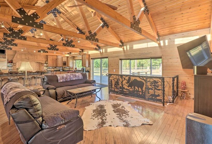 Stunning Montana Retreat: Hot Tub, On Site Hiking!