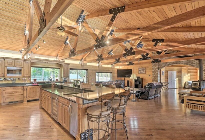 Stunning Montana Retreat: Hot Tub, On Site Hiking!