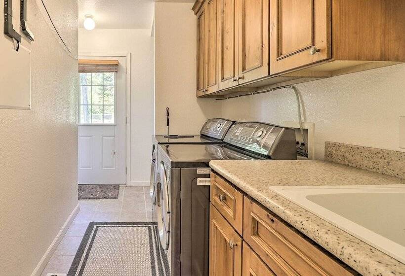 Stunning Montana Retreat: Hot Tub, On Site Hiking!