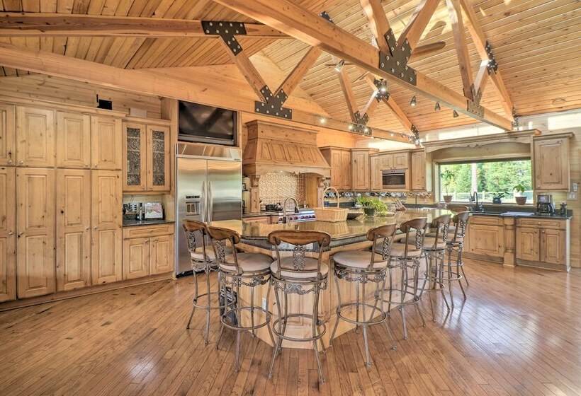 Stunning Montana Retreat: Hot Tub, On Site Hiking!