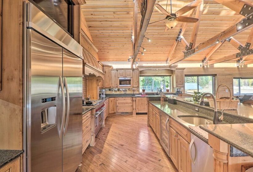 Stunning Montana Retreat: Hot Tub, On Site Hiking!