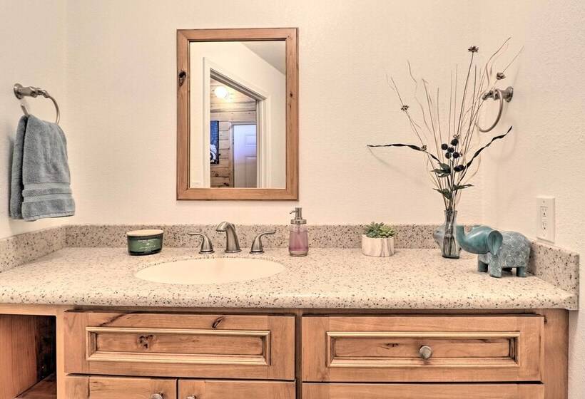 Stunning Montana Retreat: Hot Tub, On Site Hiking!