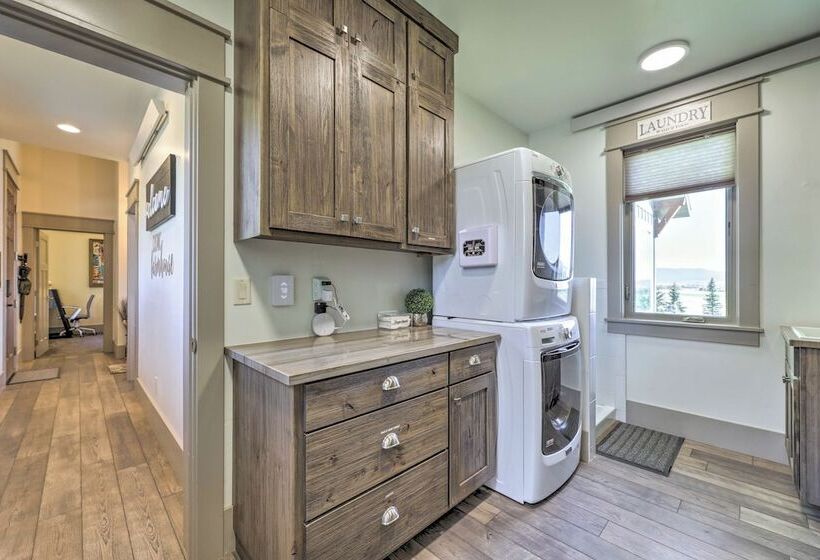 Stunning Valley Home W/ Furnished Deck & Mtn Views