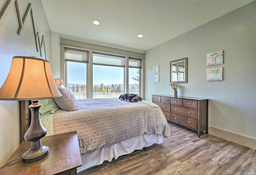 Stunning Valley Home W/ Furnished Deck & Mtn Views