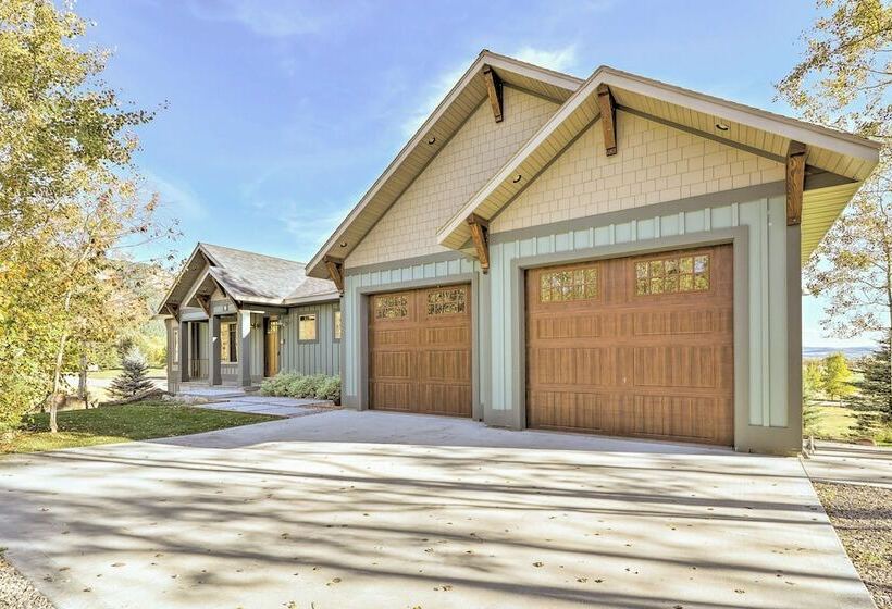 Stunning Valley Home W/ Furnished Deck & Mtn Views