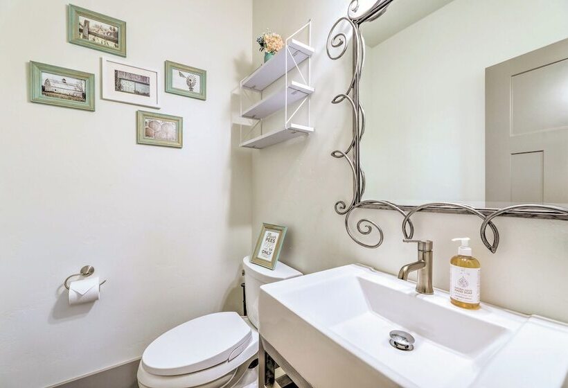 Stunning Valley Home W/ Furnished Deck & Mtn Views