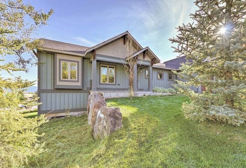 Stunning Valley Home W/ Furnished Deck & Mtn Views