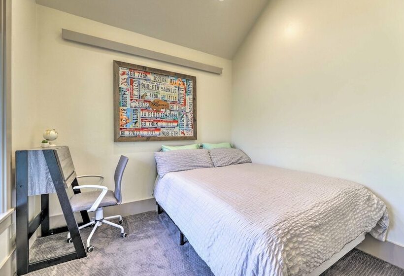 Stunning Valley Home W/ Furnished Deck & Mtn Views