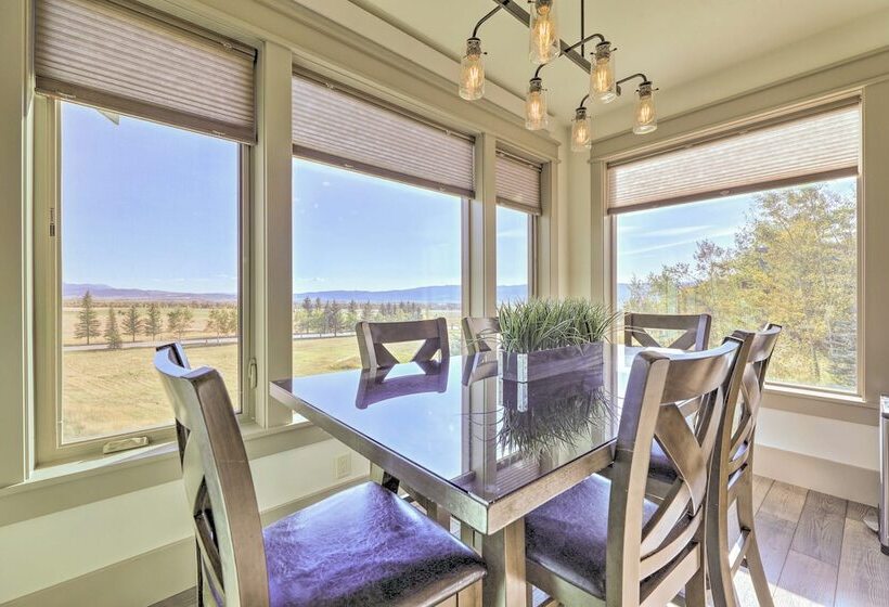 Stunning Valley Home W/ Furnished Deck & Mtn Views