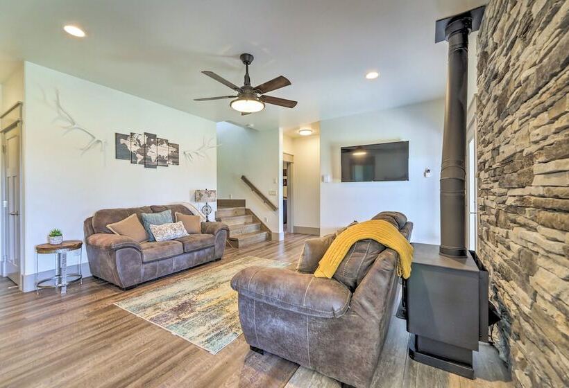 Stunning Valley Home W/ Furnished Deck & Mtn Views