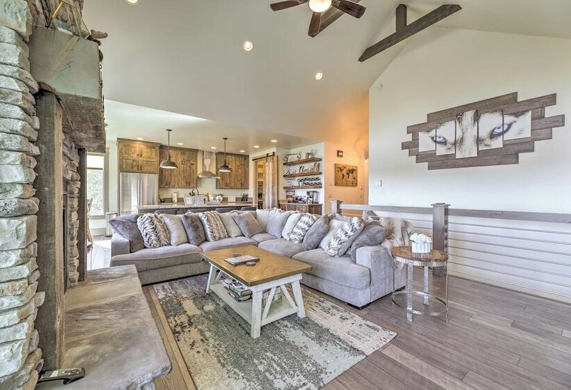 Stunning Valley Home W/ Furnished Deck & Mtn Views