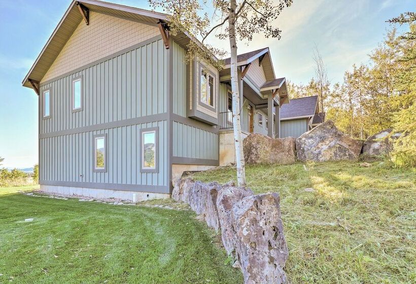 Stunning Valley Home W/ Furnished Deck & Mtn Views