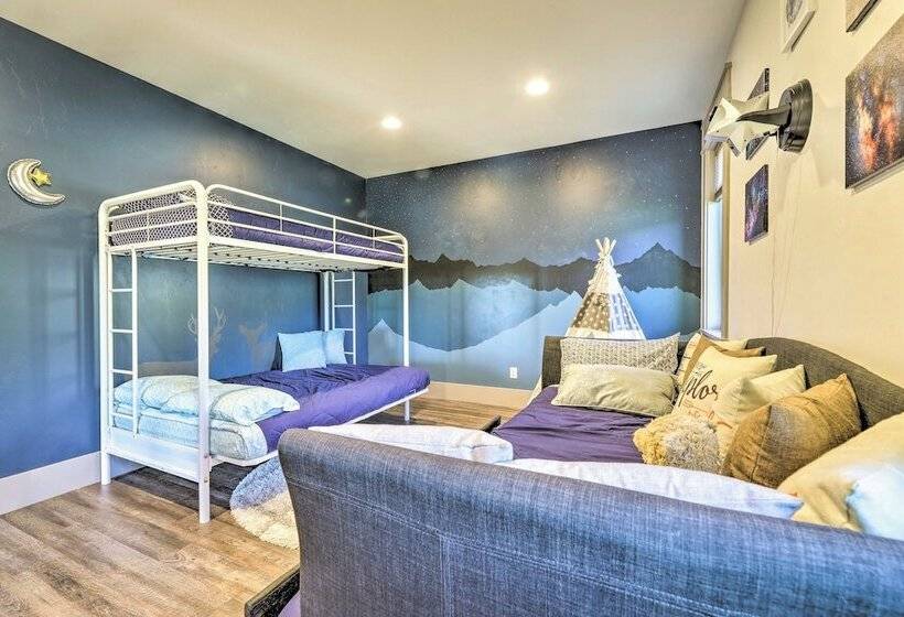 Stunning Valley Home W/ Furnished Deck & Mtn Views