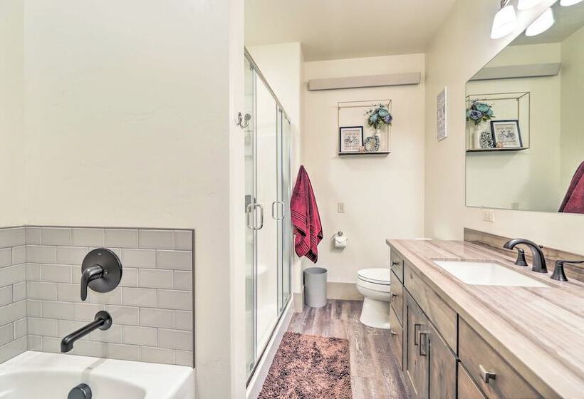 Stunning Valley Home W/ Furnished Deck & Mtn Views