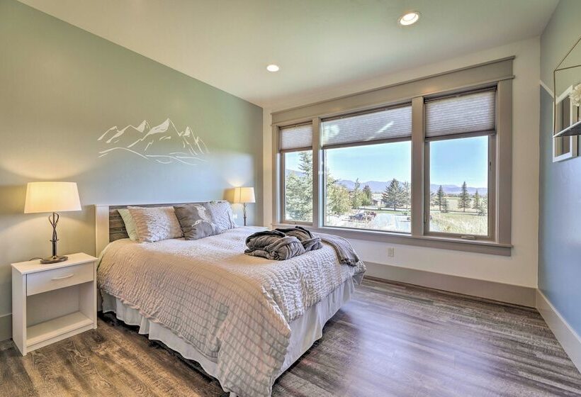 Stunning Valley Home W/ Furnished Deck & Mtn Views