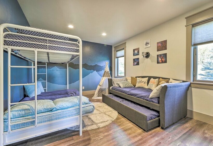 Stunning Valley Home W/ Furnished Deck & Mtn Views