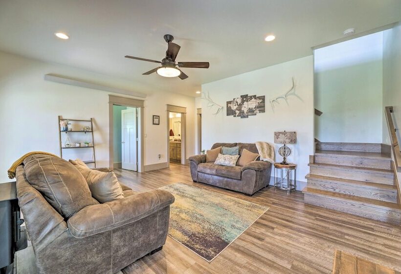 Stunning Valley Home W/ Furnished Deck & Mtn Views