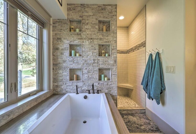 Stunning Valley Home W/ Furnished Deck & Mtn Views