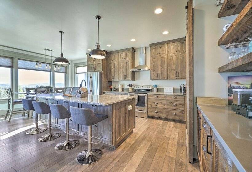 Stunning Valley Home W/ Furnished Deck & Mtn Views