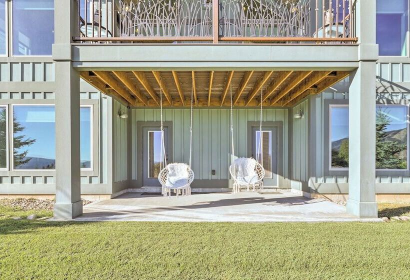 Stunning Valley Home W/ Furnished Deck & Mtn Views