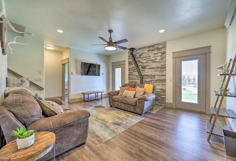 Stunning Valley Home W/ Furnished Deck & Mtn Views