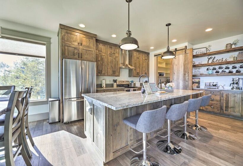 Stunning Valley Home W/ Furnished Deck & Mtn Views