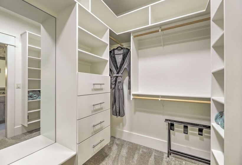 Stunning Valley Home W/ Furnished Deck & Mtn Views