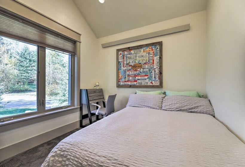 Stunning Valley Home W/ Furnished Deck & Mtn Views