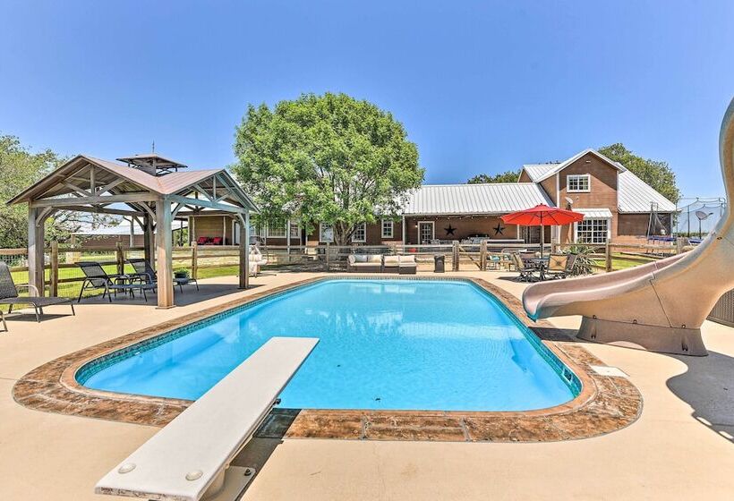 Sunset Ranch W/ Pool & Hot Tub On 29 Acres!