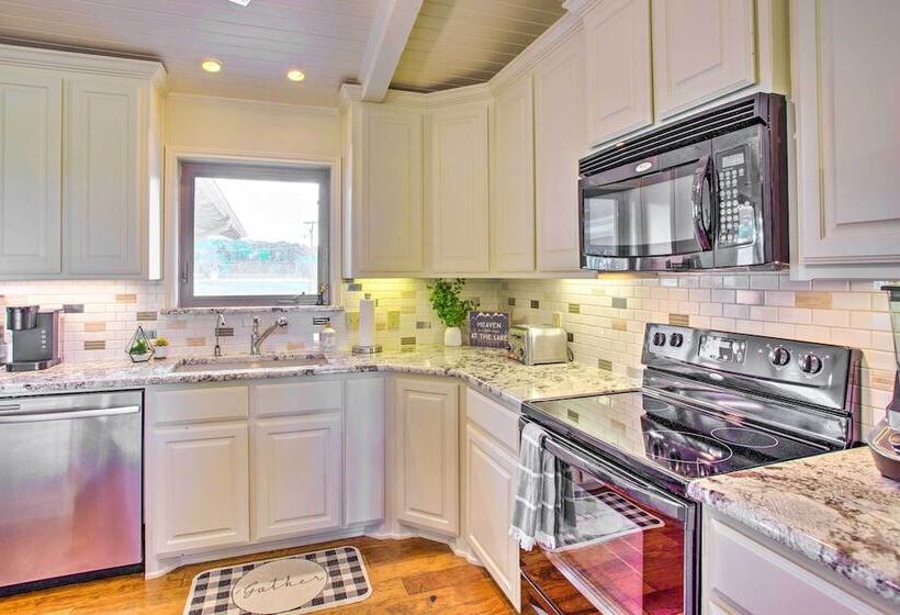 Lake View Tangled At Texoma Home W/ Hot Tub!