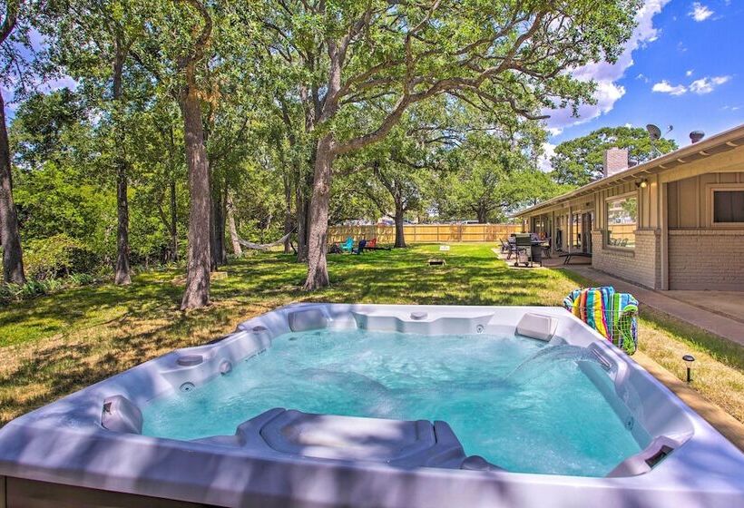 Lake View Tangled At Texoma Home W/ Hot Tub!