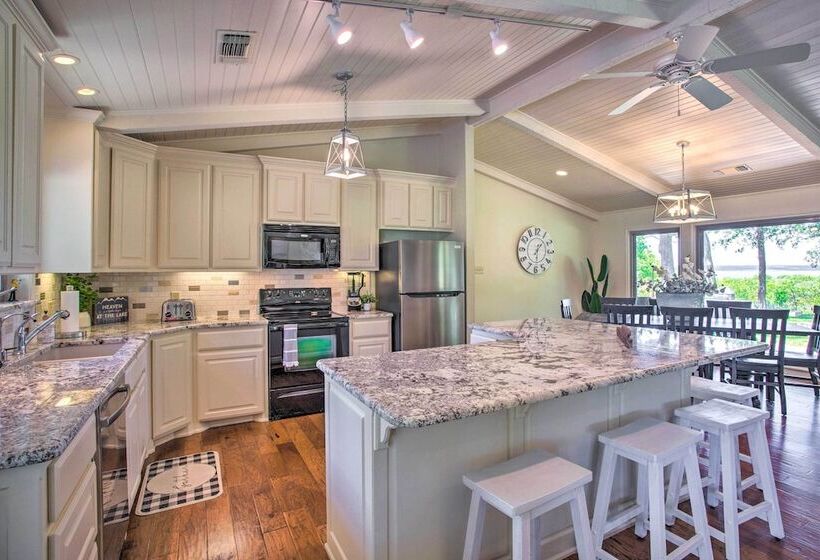 Lake View Tangled At Texoma Home W/ Hot Tub!