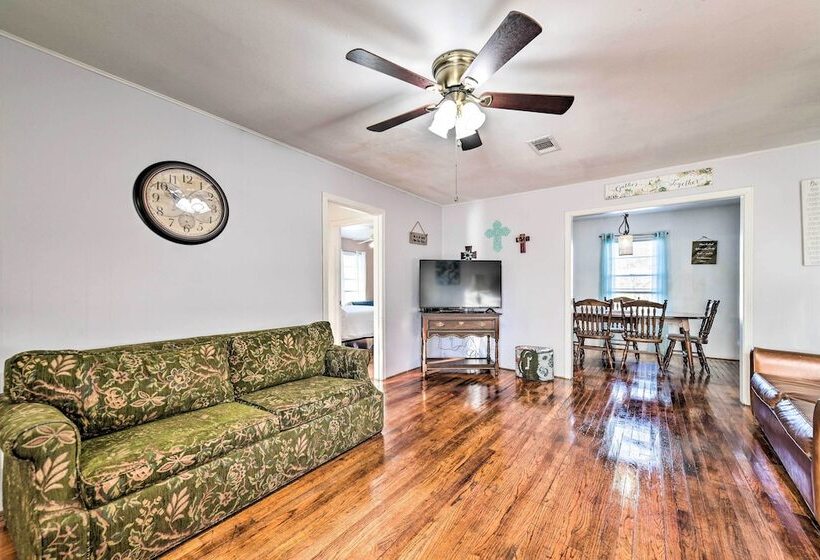 Yard W/ Bbq Pit: Getaway Near Dtwn Temple!