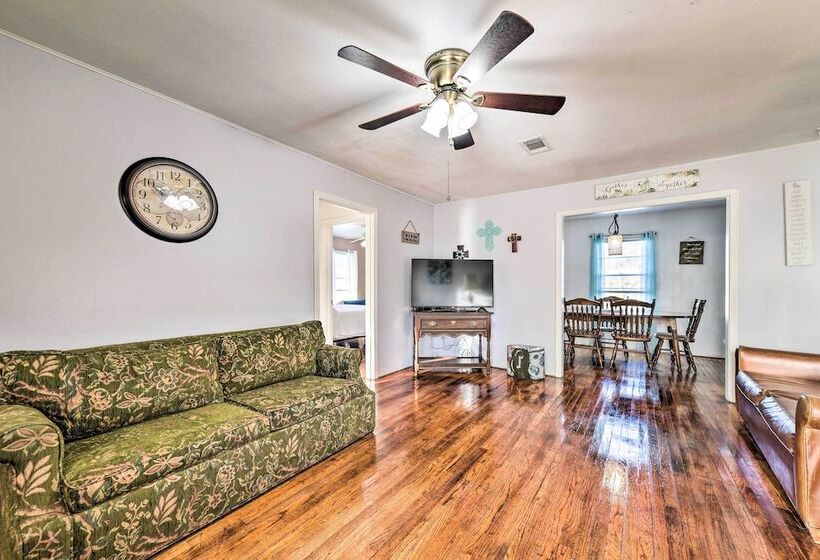 Yard W/ Bbq Pit: Getaway Near Dtwn Temple!