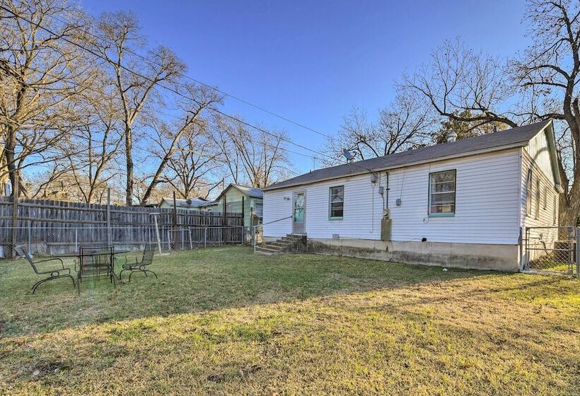 Yard W/ Bbq Pit: Getaway Near Dtwn Temple!