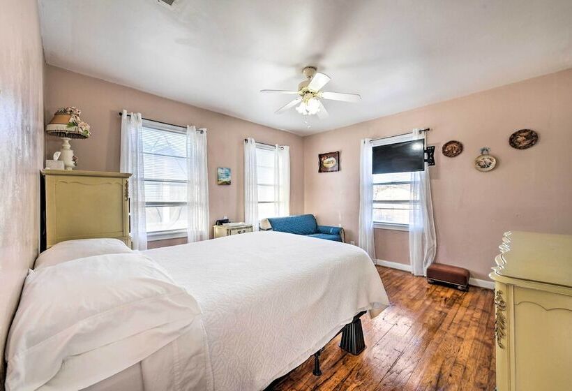 Yard W/ Bbq Pit: Getaway Near Dtwn Temple!