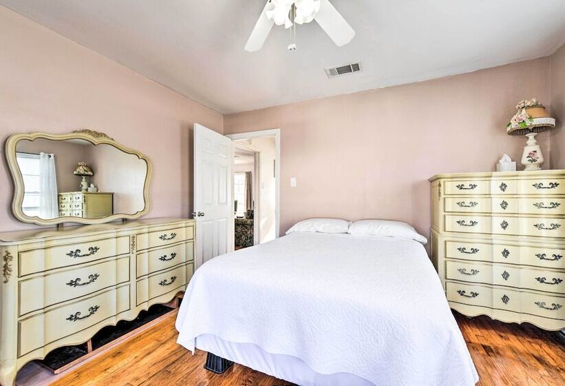 Yard W/ Bbq Pit: Getaway Near Dtwn Temple!