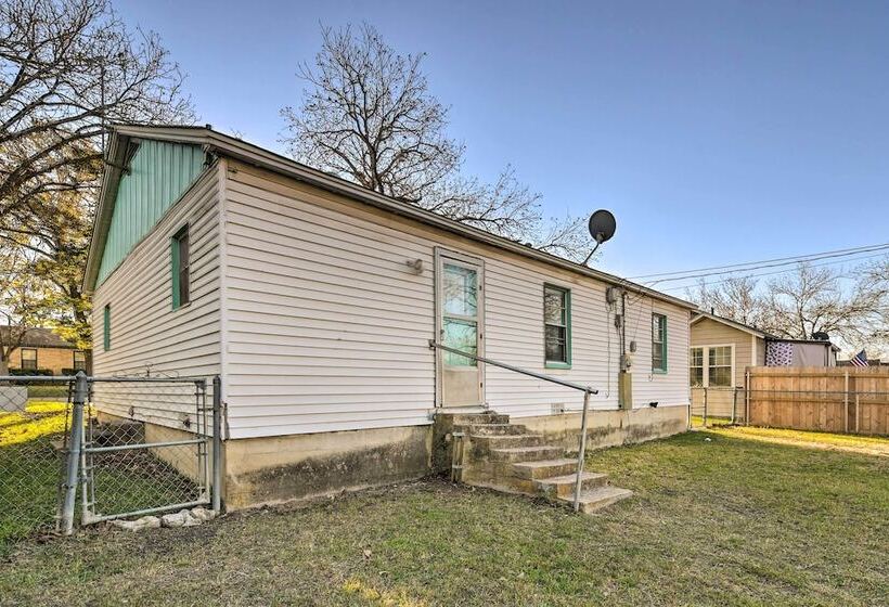 Yard W/ Bbq Pit: Getaway Near Dtwn Temple!