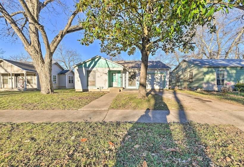 Yard W/ Bbq Pit: Getaway Near Dtwn Temple!