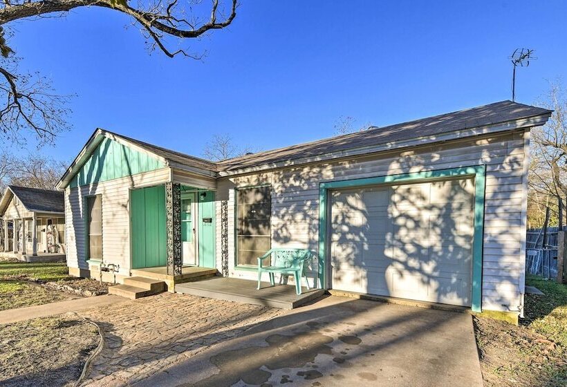 Yard W/ Bbq Pit: Getaway Near Dtwn Temple!