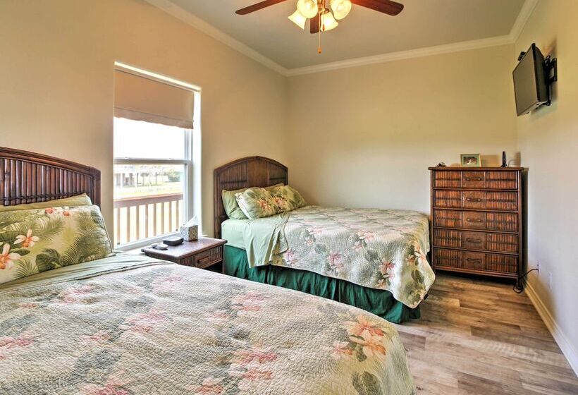 Port Bolivar Getaway W/ Ocean View: Walk To Beach!