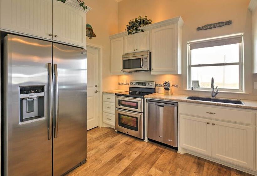 Port Bolivar Getaway W/ Ocean View: Walk To Beach!