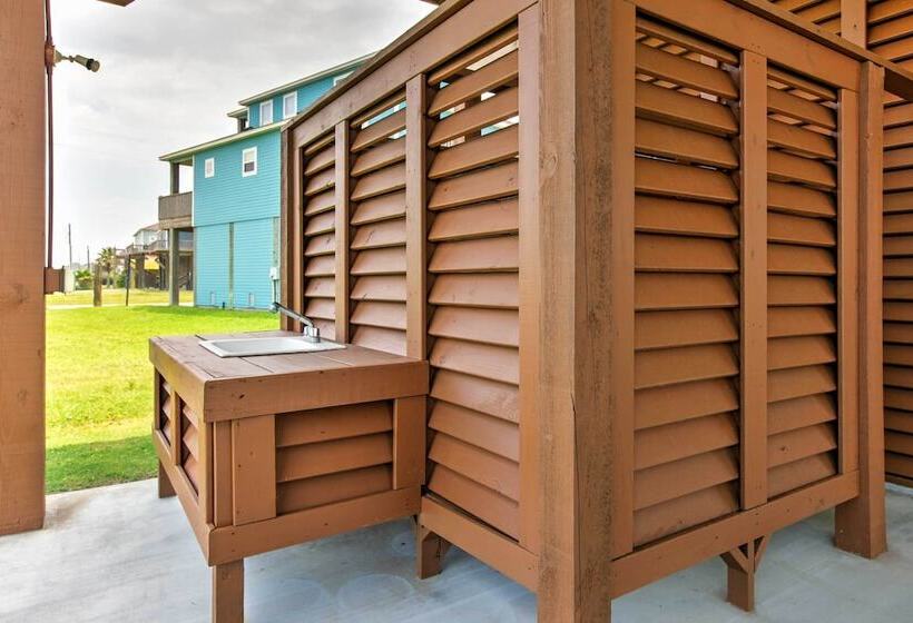 Port Bolivar Getaway W/ Ocean View: Walk To Beach!