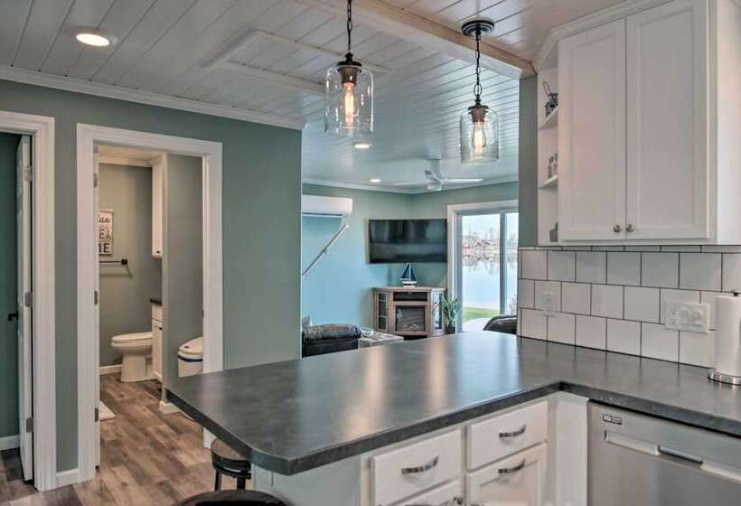 The Lakefront Home   5 Minutes From Detroit Lakes!