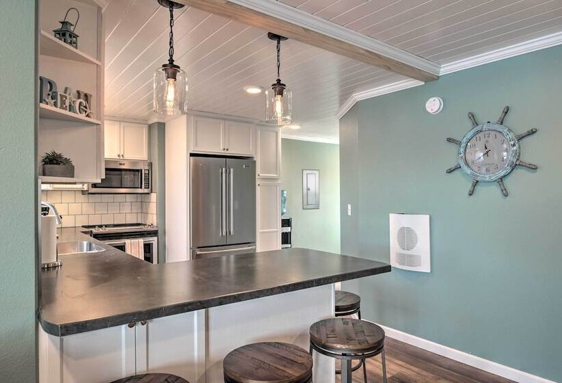 The Lakefront Home   5 Minutes From Detroit Lakes!